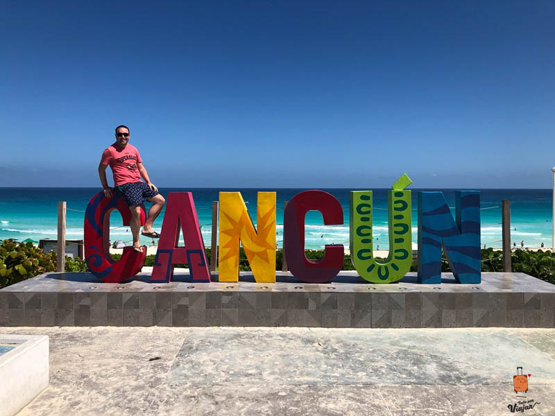 Playa Delfines y el cartel de Cancún que todos buscan para la foto.
